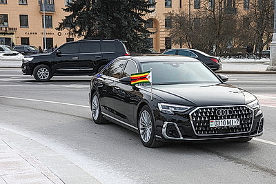 Парламентская делегация Зимбабве возложила венок и цветы к монументу Победы в Минске