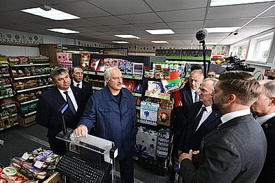 Торговля на селе и перспективы БелОМО. Лукашенко посетил Вилейский район