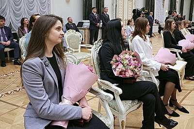 Едины в стремлении сделать страну лучше. Лукашенко в преддверии 8 Марта вручил женщинам госнаграды