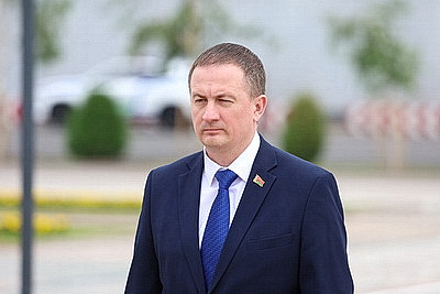 Турчин возложил венок к Вечному огню на Площади Победы в Бишкеке