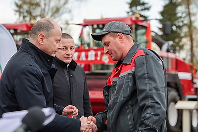 Техника к жатве: хозяйства Минской области получили 100 новых комбайнов