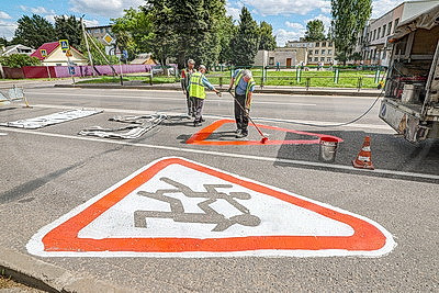 Пиктограммы, разметка. Дорожные службы Витебщины готовятся к началу учебного года