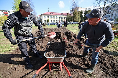 Республиканский субботник: сотрудники Госсекретариата приняли участие в благоустройстве сквера