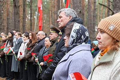 Останки не менее 75 мирных граждан, убитых в 1942 году, перезахоронили в Ветковском районе