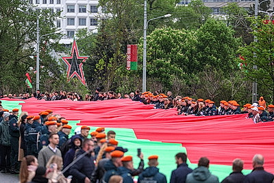 Шествие с самым большим флагом Беларуси стартовало от стелы \"Минск - город-герой\"