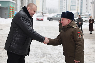 Ключи от арендных квартир получили 60 семей военнослужащих Борисовского гарнизона
