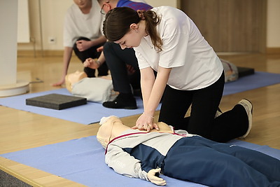 Стартовал проект \"Запусти сердце\". Десятиклассников по всей стране будут учить доврачебной помощи