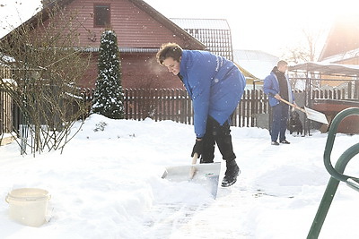 Помогают пожилым и чистят территории. К уборке снега присоединилась молодежь