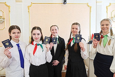 18 отличников учебы из Витебской области получили первые паспорта