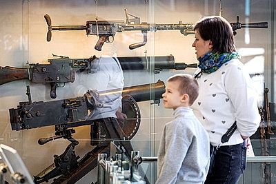 Нагрудный знак \"Бойцу Красной гвардии и Красному партизану\" представили в Музее истории ВОВ