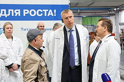 Крутой ознакомился с изготовлением полимерной продукции в Пскове