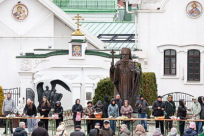 Православные верующие освящают пасхальную трапезу в храмах Беларуси