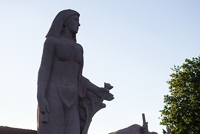 В Вертелишках прошло памятное шествие с лампадками к мемориальному комплексу \"Скорбящая мать\"