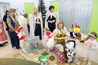 \"Они такие же, как и наши с вами\". Воспитанников дома ребенка в ИК-4 поздравили с Новым годом