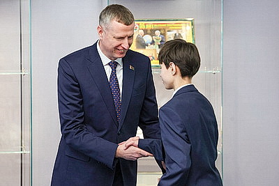 Крутой - школьникам: паспорт - это документ, в котором встречается ваша личная история и корни всей страны