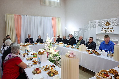 Поделиться теплом. В Клецком районе приняли участников акции \"Подари радость ближнему\"