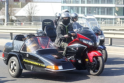 Рев мотора, блеск хрома и невероятная скорость. В Бресте торжественно открыли мотосезон-2026