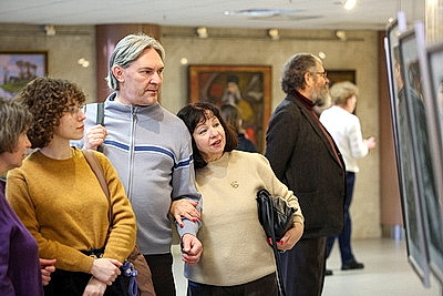 Автор и его муза: выставка семьи художников Поплавских открылась в НББ