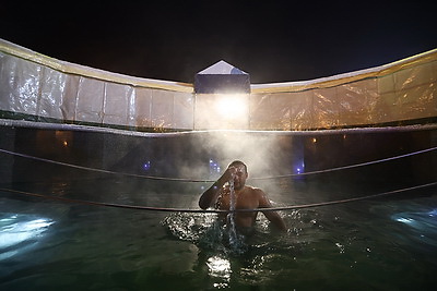 Православные верующие празднуют Крещение Господне