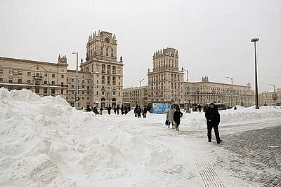 Последствия снегопада устраняют в городах Беларуси