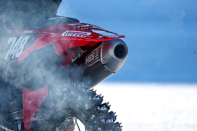 С жаждой адреналина. Белорусские гонщики покорили стихию на соревнованиях по мотоспидвею