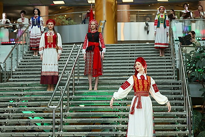 Ночные экскурсии и мастер-классы по каллиграфии: как встретили \"Библионочь\" в Национальной библиотеке Беларуси