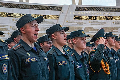 Молодые сотрудники МЧС принесли присягу в музее истории ВОВ