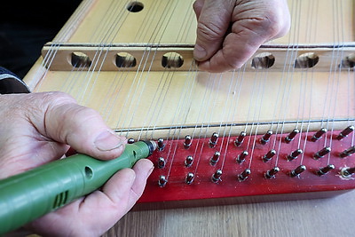 Музыкальные инструменты, на которых играют и за рубежом, создает поставский мастер