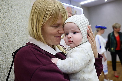 Подарок - в День народного единства. В Витебске многодетным семьям вручили \"Бацькавы кашулі\"