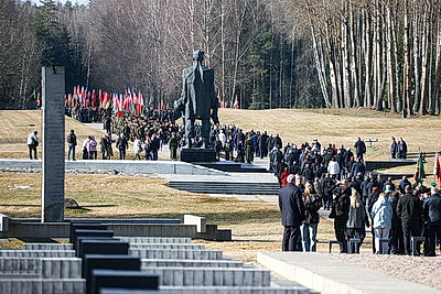 \"Пусть скорбь и печаль обернутся в мужество ваше и силу\". В Хатыни проходит всенародная вахта памяти