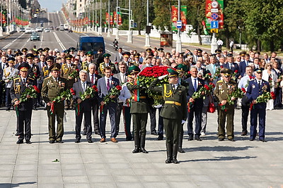 \"Дань памяти героям прошлого\". Народное возложение проходит в Минске