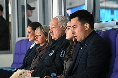 Лукашенко приехал на первую четвертьфинальную игру \"Динамо-Минск\" в плей-офф КХЛ