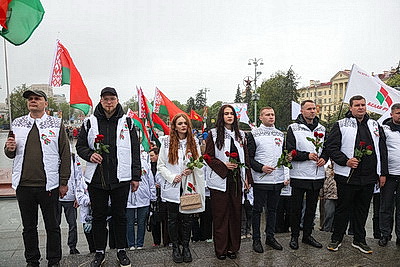 Народное возложение цветов к монументу Победы проходит в Минске