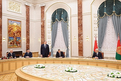 Лукашенко вручил дипломы доктора наук и аттестаты профессора