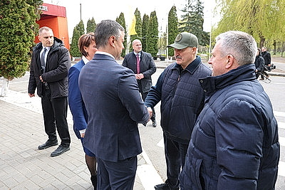 Cельское хозяйство и \"кондитерка\". Лукашенко посетил Наровлянский район