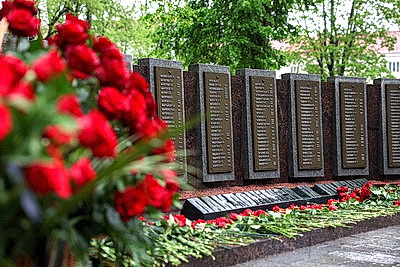 Почтить память погибших. Возложения цветов к братским могилам и мемориалам проходят в канун Дня Победы