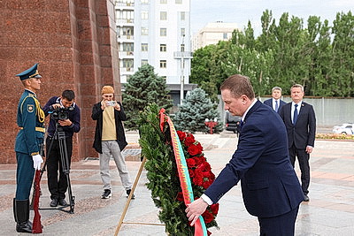 Турчин возложил венок к Вечному огню на Площади Победы в Бишкеке