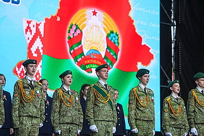 \"Герб, флаг и гимн вдохновляют на свершения\". Тысячи гродненцев объединились на торжественном митинге