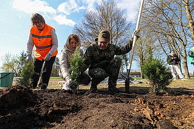 Республиканский субботник: премьер-министр принял участие в благоустройстве братской могилы в Минском районе