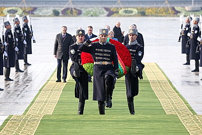 Турчин возложил венок к монументу Независимости в Ташкенте