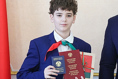 18 отличников учебы из Витебской области получили первые паспорта