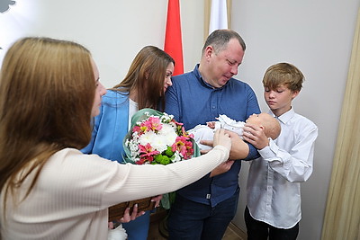 В Гродно пяти недавно ставшим многодетными семьям вручили \"Бацькаву кашулю\"