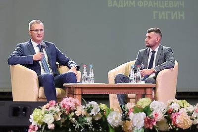 \"На все вопросы ответы были доступные, чтобы было понятно каждому\". Марков и Гигин встретились с жителями Барановичей и Пинска