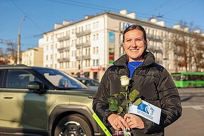 Мамы рулят: в Гомеле автоледи принимали поздравления с Днем матери