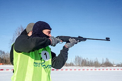 Зимнее бездорожье и огневой рубеж: \"Тракторный биатлон\" в Горках испытал на прочность людей и технику