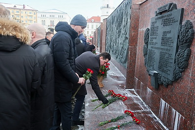 Праздник мужества и верности долгу: в регионах Беларуси 23 февраля прошли торжественные митинги