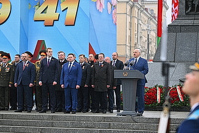 Лукашенко возложил венок к монументу Победы в Минске