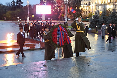 Президент Монголии возложил венок к монументу Победы в Минске