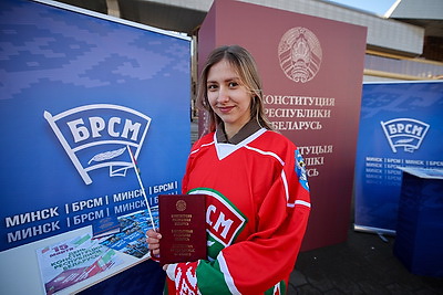 Моя страна. Мое будущее. Минская молодежь поздравила горожан с Днем Конституции