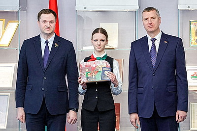 Крутой - школьникам: паспорт - это документ, в котором встречается ваша личная история и корни всей страны